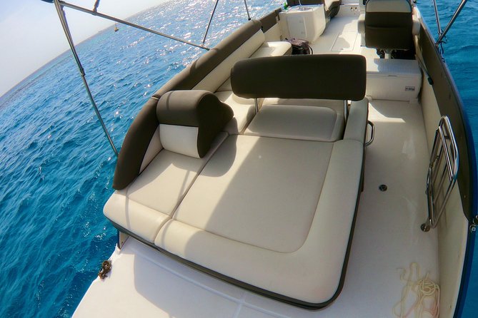 Aruba Element Private Boat Charter (L-Lounge) - Bayliner comfort and the flow of a 3-hour private charter