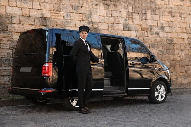 Private One-Way Transfer Reina Beatrix Airport to Aruba - Why an AUA-to-Oranjestad Private Ride Saves Stress