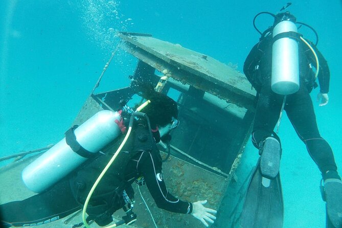 Shore Dive Aruba for Certified Divers - The Hole in the Wall: when the reef gets more hands-on